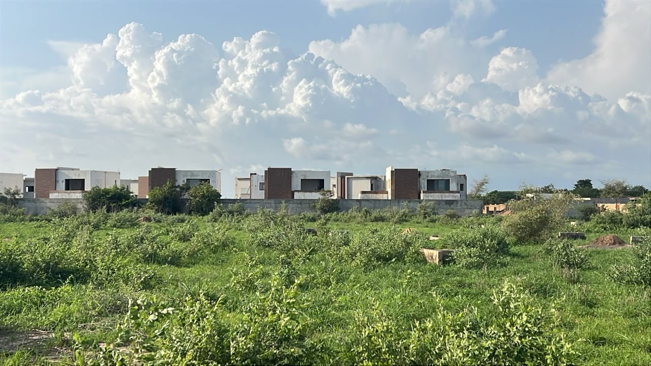 terrains 250 mètres carrés  à vendre à Saly