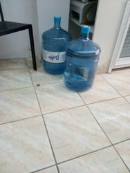 Bonbonnes solides et eau de qualité.