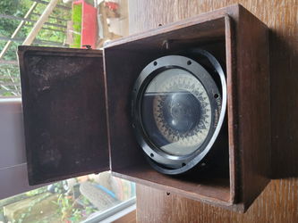 Boussole marine ancienne avec coffret