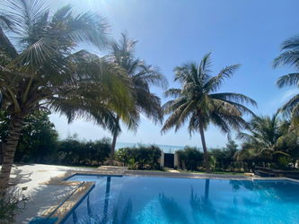 Piscine privée en face de la mer