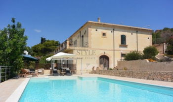 Vente Hameau rénovée piscine vue mer Noto Siracusa Italie