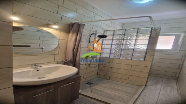 Douche et toilettes des parents