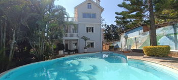Façade sud avec la piscine
