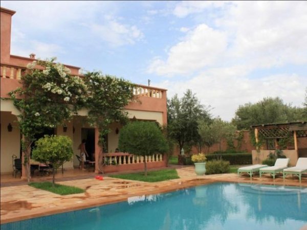 Vente Villa beaux jardins piscine située Marrakech Maroc