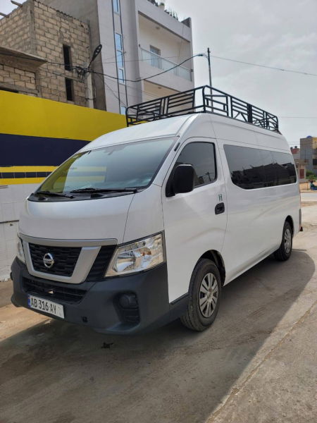 Location minibus Nissan Urvan 12 places