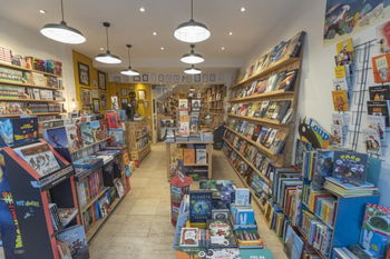 Librairie spécialisée bandes dessinées comics mangas jeunesse Paris