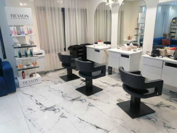 trois postes de coiffure