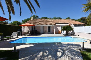 LOCATION VILLA PISCINE 6 personnes dans domaine securisé Fréjus Var