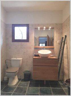 Salle de bain spacieuse