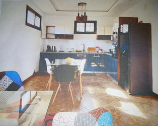 Séjour spacieux avec une cuisine ouverte