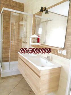 Salle de bain avec baignoire