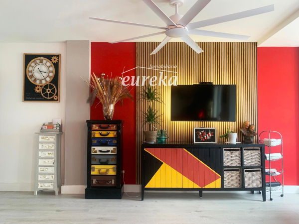 Appartement situé dans le centre de Roses, à quelques pas de la plage, du port et de nombreux commerces, services et activités. Situé au troisième et dernier étage de l'immeuble avec ascenseur, il comprend un hall d'entrée, une cuisine, une salle de bains, des toilettes, deux chambres, un salon et un balcon/terrasse.