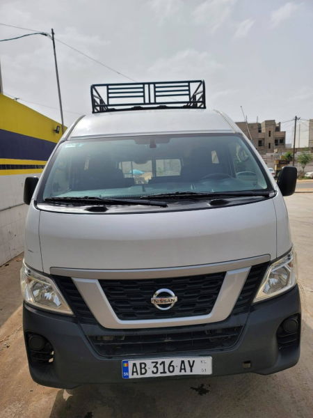 Location minibus Nissan Urvan 12 places