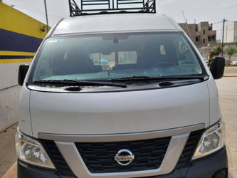 Location minibus Nissan Urvan 12 places