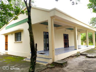 Vente terrain belle maison basse construite sis belambo toamasina Madagascar
