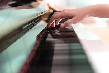 main sur piano