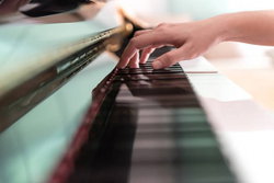 main sur piano