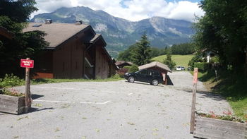ENTREE DE LA PROPRIETE PARKING HAUT