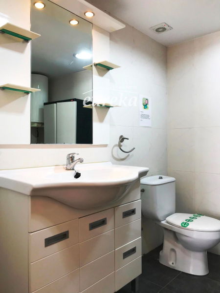 Appartement à vendre à Roses, avec 41 m2, 1 chambre et 1 salle de bain, piscine, ascenseur et meublé.