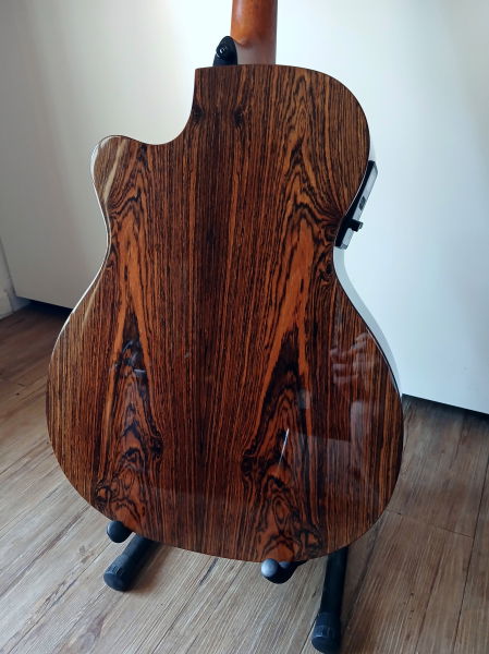 Guitare LAG