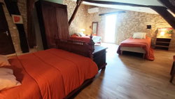 Chambre mansardée à l'étage avec 1 lit double et 2 lits simples
