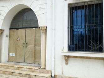 Facade du local avec fenêtre vitrée 