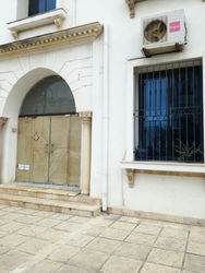 Facade du local avec fenêtre vitrée 