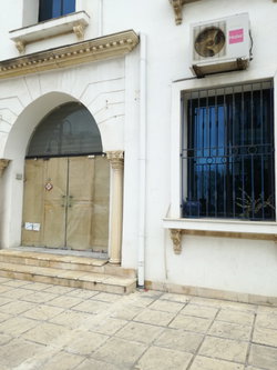 Facade du local avec fenêtre vitrée 