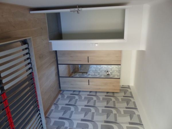 Chambre avec armoire et un lit en 140 avec matelas neuf