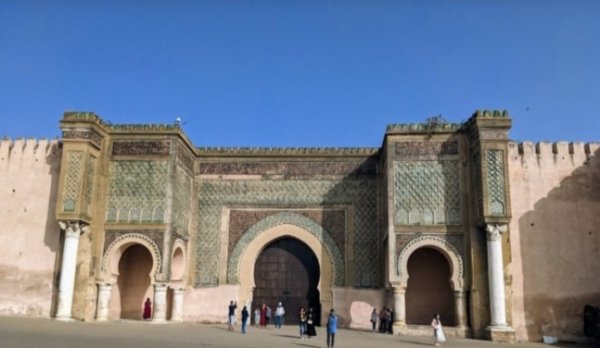 Fonds commerce Commerces place El Hedim Meknès dans emplacement touristique strat