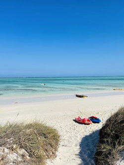 Sports nautiques sur une plage immaculée, propre et quasi déserte comme il en existe peu
