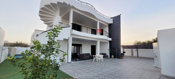 vente grande villa piscine À houmt souk djerba rÉf Tunisie