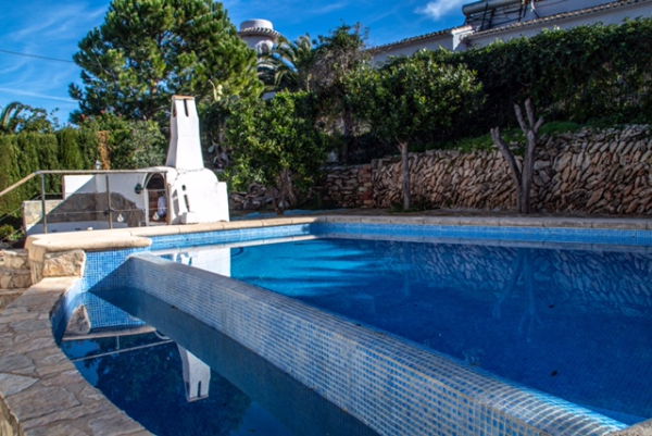 Piscine avec débordement d'eau