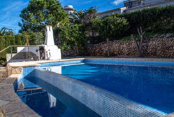 Piscine avec débordement d'eau