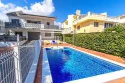 Piscine + Terrasse de la villa