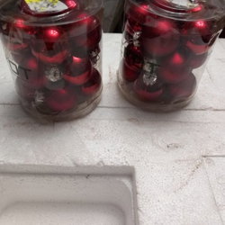 2 BOITES  DE  PETITES  BOULES  ROUGES