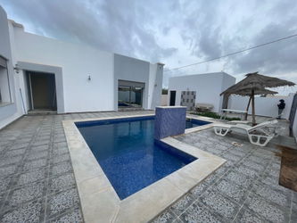 la façade et la piscine