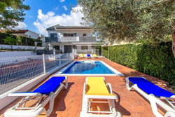Piscine + Terrasse de la villa
