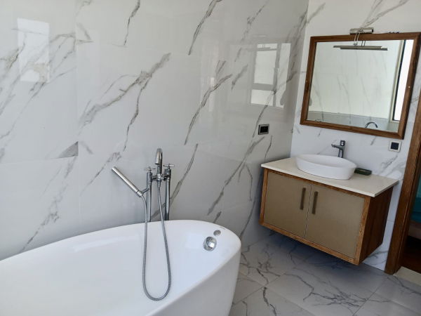 salle de bain douche et baignoire