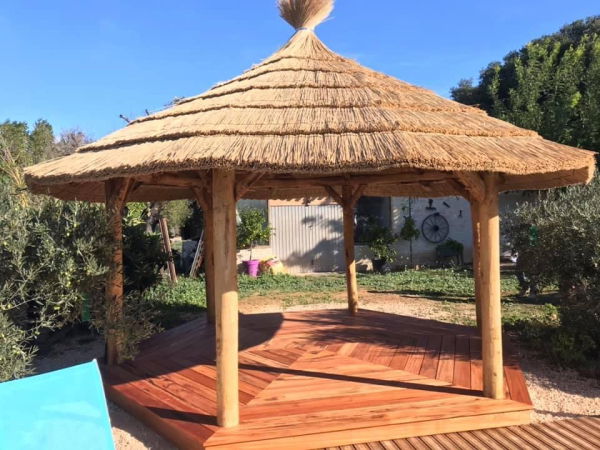 Paillote/Bar en Bois Brut de Châtaignier et Roseau de Camargue