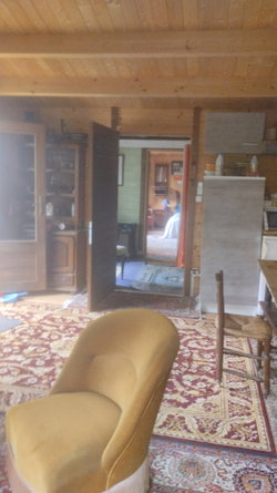  Séjour et ouvertures sur salle de bain et chambre