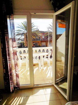Chambres ,terrasse,parking,piscine,salle de bain,salon.