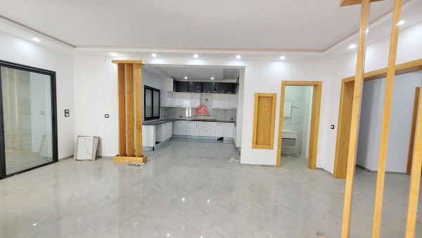 Villa / Entrée / Cuisine / Salle d'eau / Salon