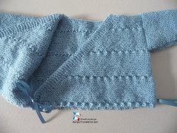 Brassière croisée, gilet cache coeur bb bleue tricot bébé layette bb