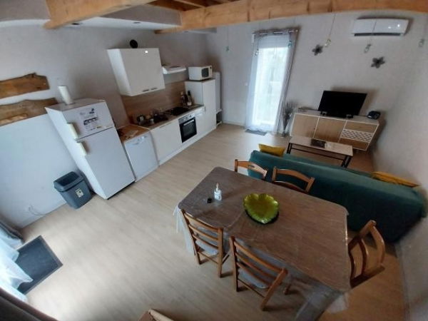 Vue sur la pièce à vivre au rdc.