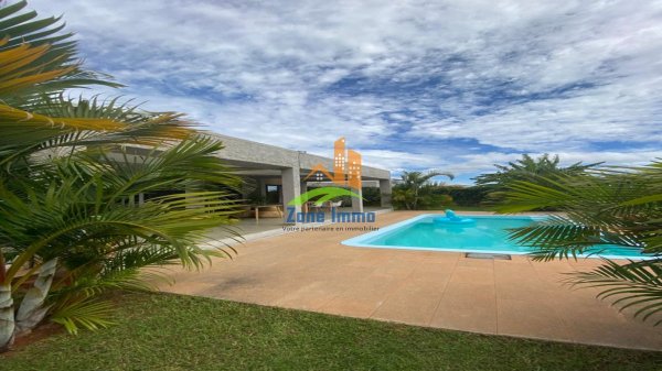 Location Villa basse F4 piscine joli jardin arboré Ambatobe Madagascar