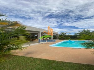 Location Villa basse F4 piscine joli jardin arboré Ambatobe Madagascar