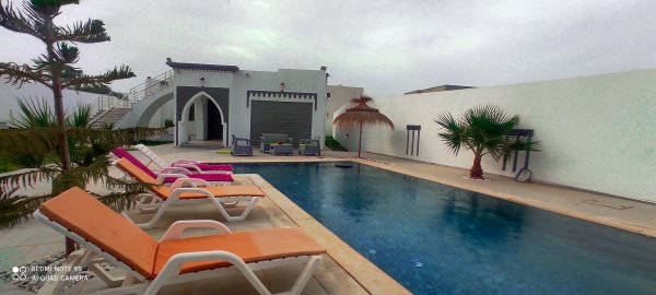 1 merveilleuse villa 2 suites 1 chambre piscine débordement située Tezdaine