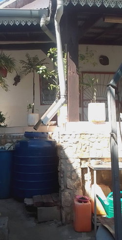 R2servoir d'eau, abri pour les équipements électroniques (groupe, pompe à eau), toilette extérieur