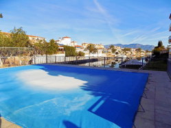 Chambres ,terrasse,parking,piscine,salle de bain,salon.